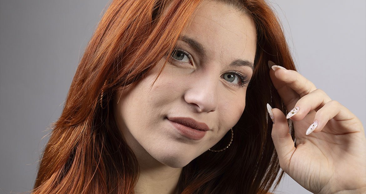 mulher elegante com cabelo ruivo cobre